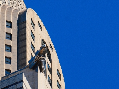 Brons en marmer verdringen de glazen gevel