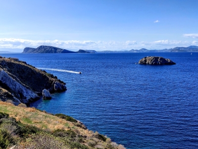 Dit Griekse hotel verdwijnt letterlijk in de rotswand