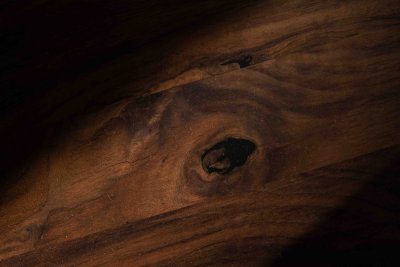 Na tien jaar licht hout keert donker eindelijk terug