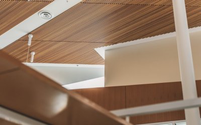 Terwijl je muren pronken, hangt je plafond er kaal bij