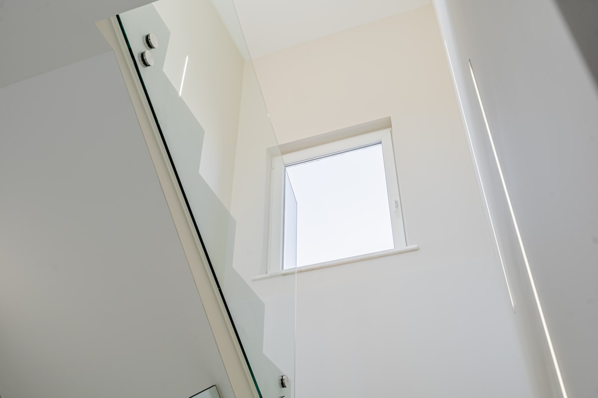 Glazen wanden en trappen veroveren het luxe interieur