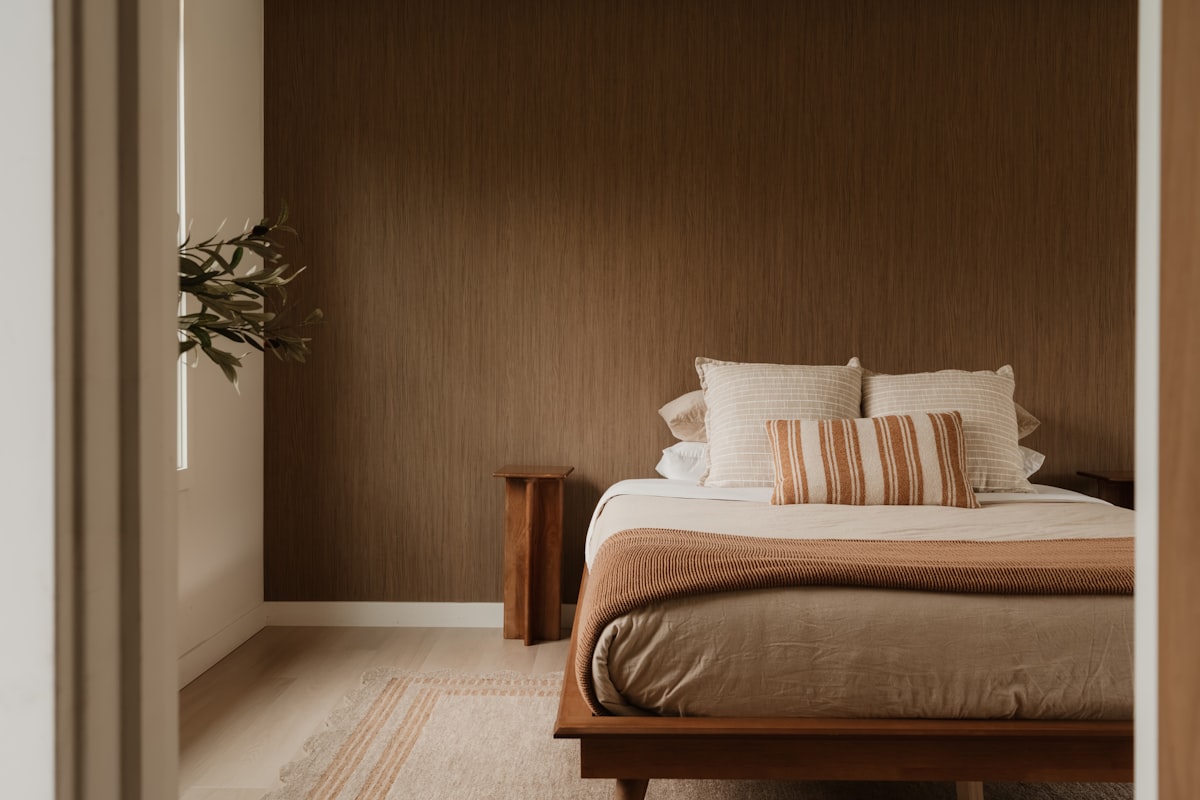 Lage bedframes verdringen het hoge bed uit de slaapkamer