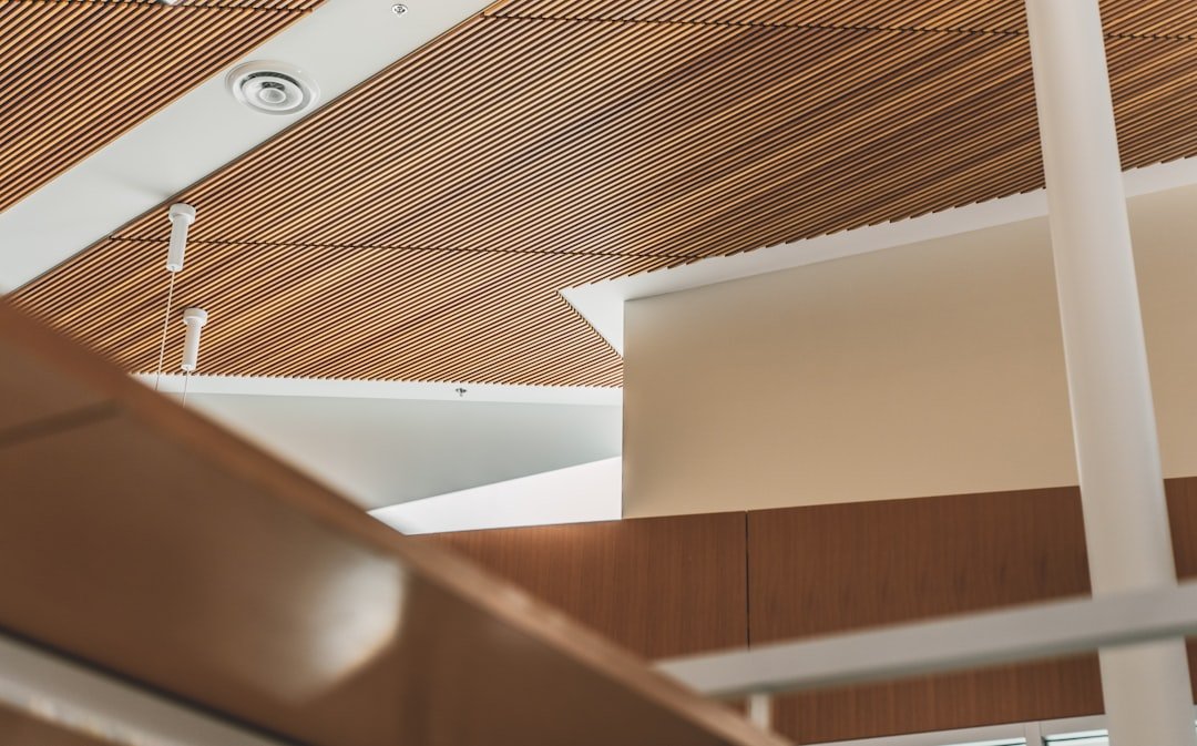 Terwijl je muren pronken, hangt je plafond er kaal bij